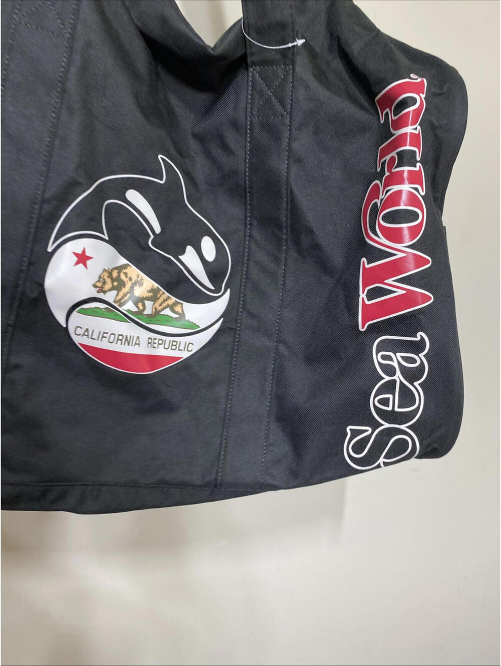 2021 SeaWorld Duffel Bag SAN DIEGO CA. Black With Orca Decal - Picture 3 of 14